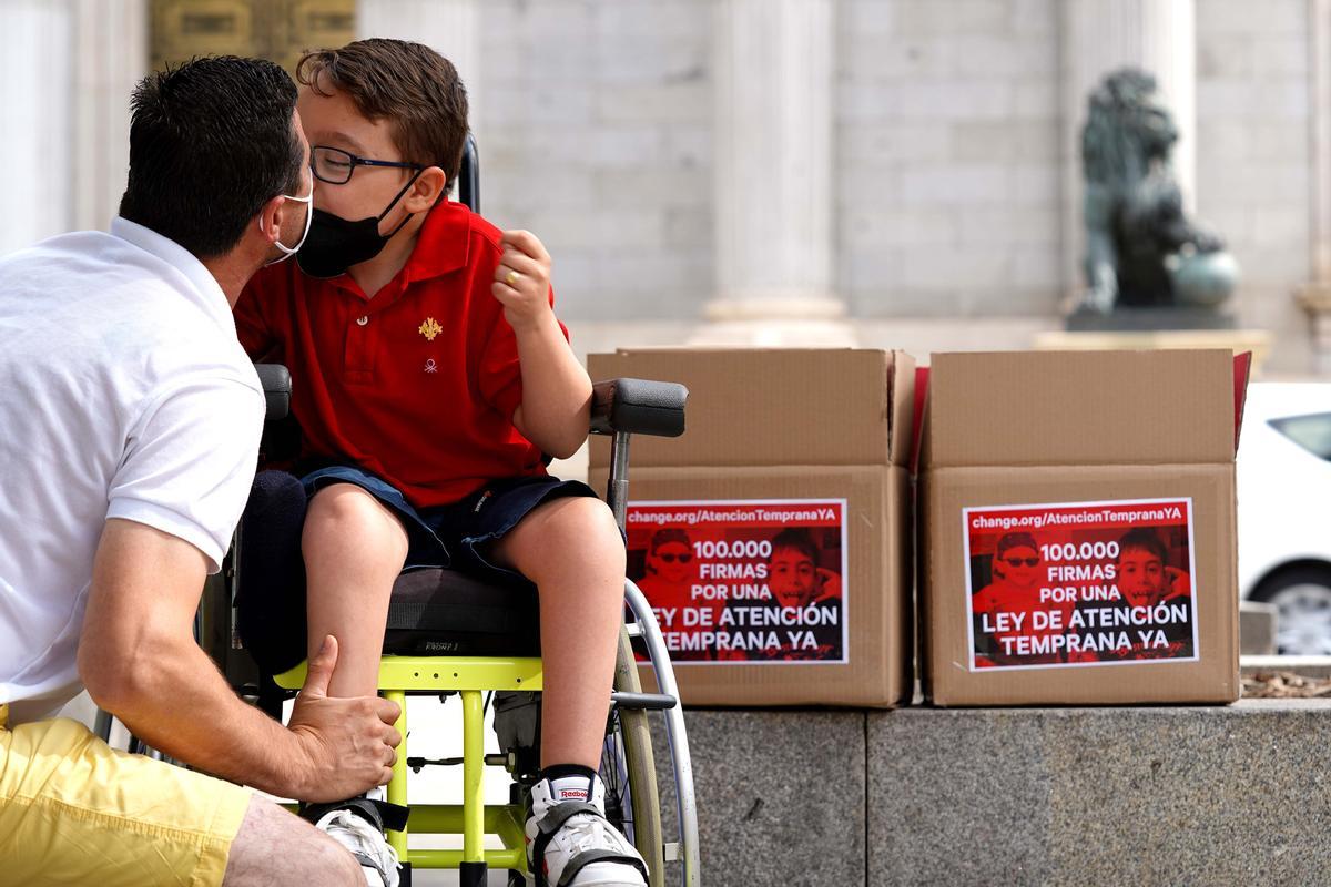 Entrega en el Congreso de los Diputados de 100.000 firmas por una Ley de Atención Temprana, en la imagen Iker besa a su padre. Entrega en el Congreso de los Diputados de 100.000 firmas por una Ley de Atención Temprana, en la imagen Iker besa a su padre.