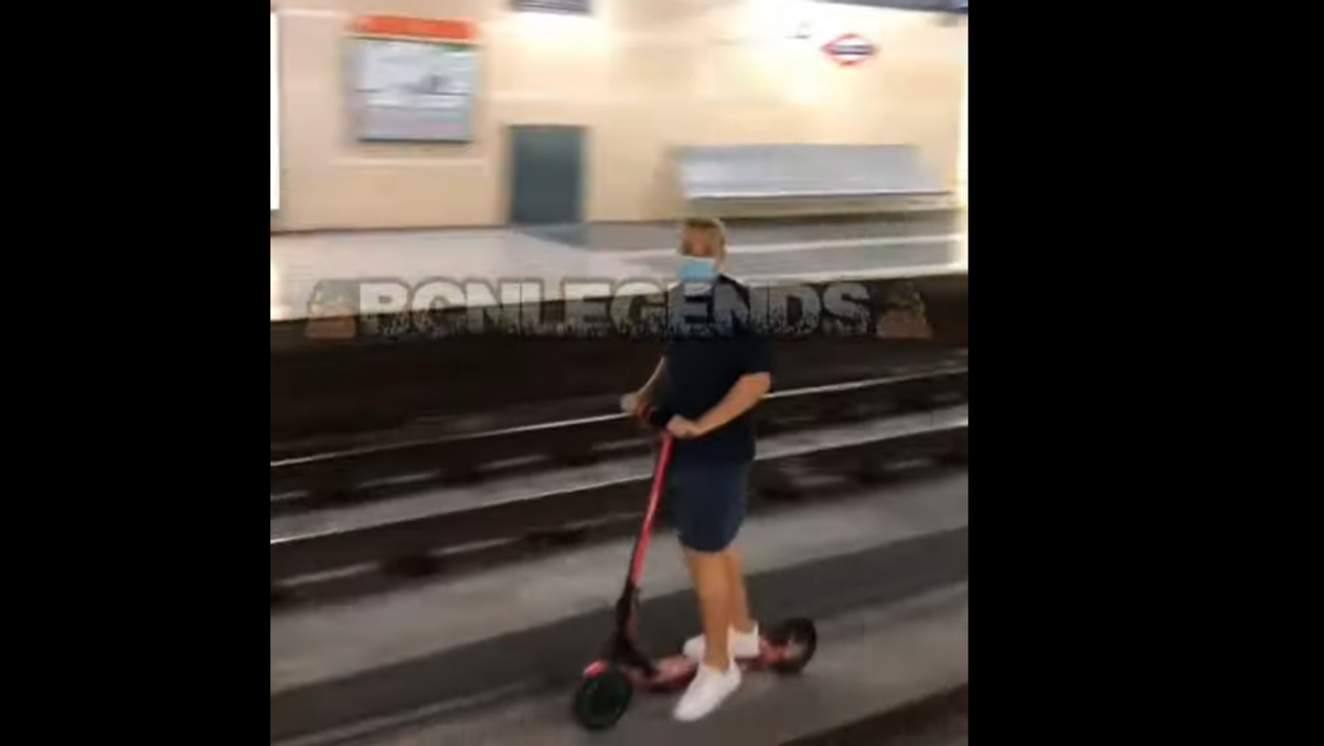 Vídeo | Un jove es posa en patinet per les vies dels Ferrocarrils