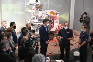 El presidente del Gobierno, Pedro Sánchez, en las instalaciones del Jet Propulsion Laboratory (JPL) de la NASA, en Pasadena (California), y posa delante de una réplica del ’rover’ Mars 2020 Perseverance, este 22 de julio. 