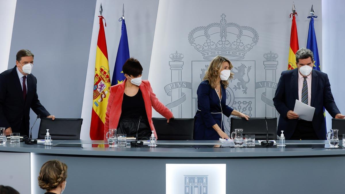 De izquierda a derecha, Luis Planas, Isabel Rodríguez, Yolanda Díaz y José Luis Escrivá, en la rueda de prensa posterior al Consejo de Ministros.