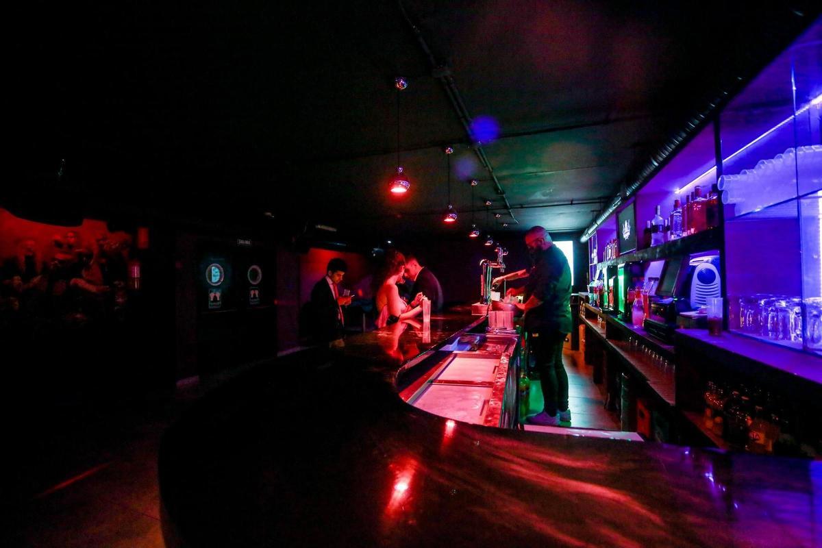 Desallotjada una festa amb 80 persones en un bar musical de Barcelona