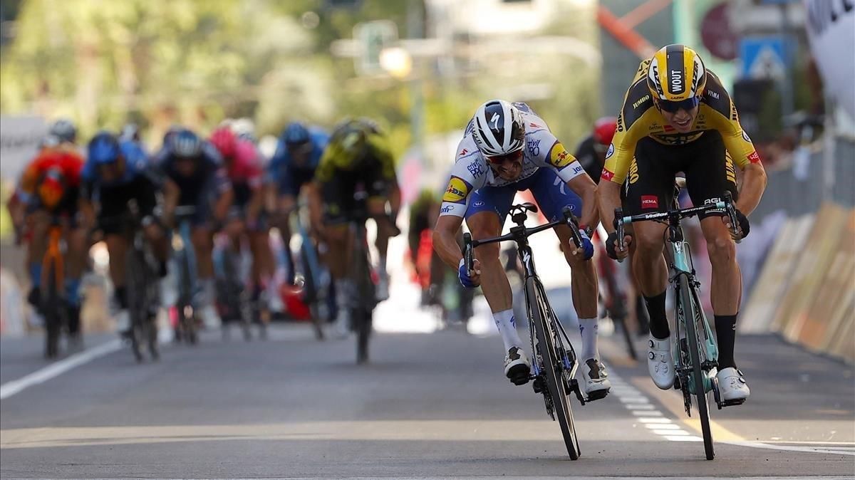 Van Aert se impone a Alaphilippe en la Via Roma. Van Aert se impone a Alaphilippe en la Via Roma.