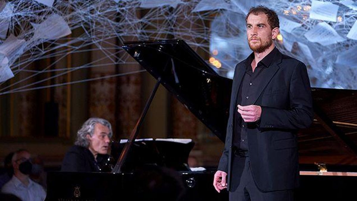 ’Winterreise’, con el bajo Tareq Nazmi y el piansita Gerold Huber en un momento de su actuación junto a la instalación de Chiharu Shiota en la Sala dels Miralls. ’Winterreise’, con el bajo Tareq Nazmi y el piansita Gerold Huber en un momento de su actuación junto a la instalación de Chiharu Shiota en la Sala dels Miralls.