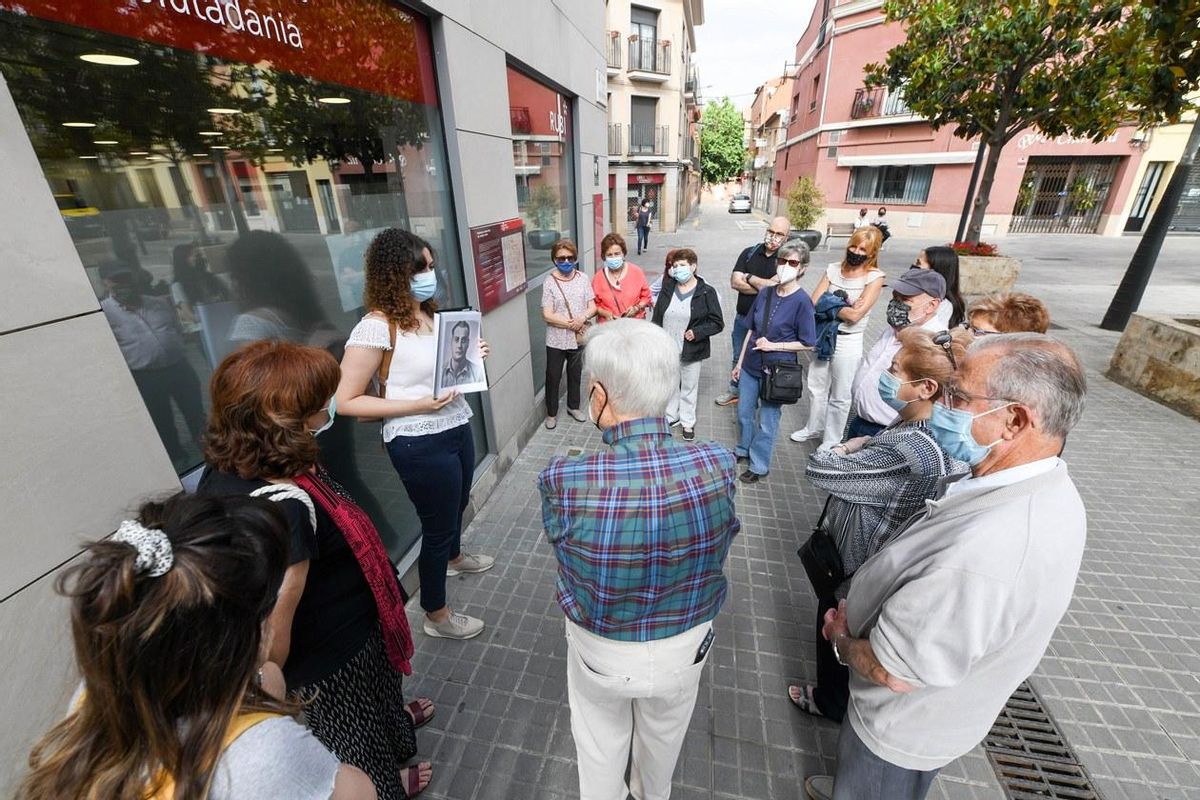 El recorrido se ha iniciado en Narcís Menard, donde hay instalados los adoquines dedicados a los hermanos Aragonès Campderròs El recorrido se ha iniciado en Narcís Menard, donde hay instalados los adoquines dedicados a los hermanos Aragonès Campderròs