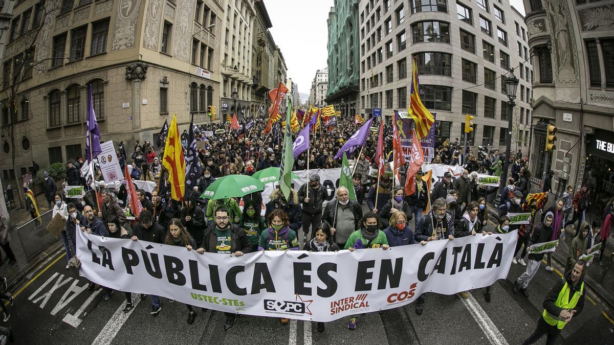 Manifestación a favor de la inmersión lingüística a su paso por la Via Laietana de Barcelona.