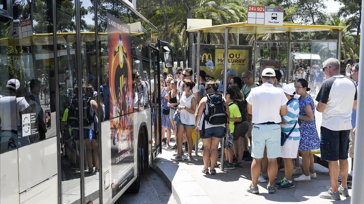 Una parada de los autobuses 24 y 92, repleta de turistas. Una parada de los autobuses 24 y 92, repleta de turistas.