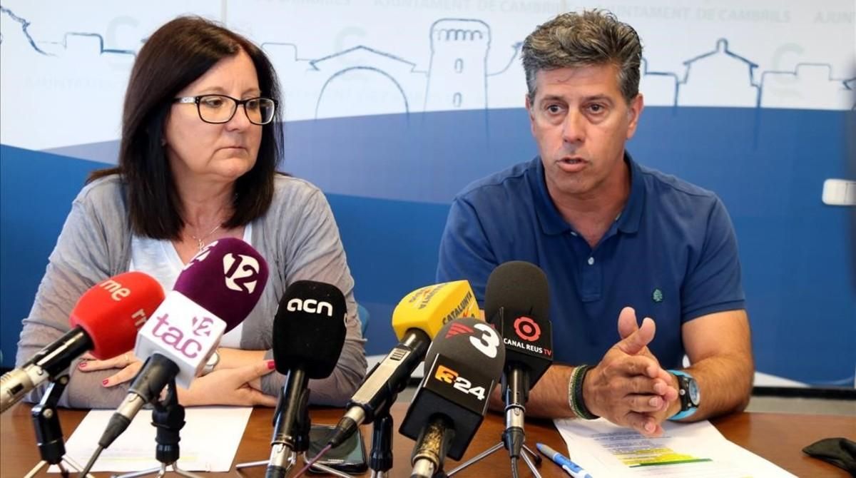 La alcaldesa de Cambrils, Camí Mendoza, y el concejal de Cultura, Josep Lluís Abella, este miércoles en la rueda de prensa. La alcaldesa de Cambrils, Camí Mendoza, y el concejal de Cultura, Josep Lluís Abella, este miércoles en la rueda de prensa.