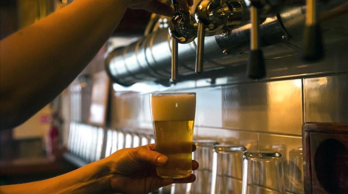 Preparación de una cerveza en Barcelona. Preparación de una cerveza en Barcelona.