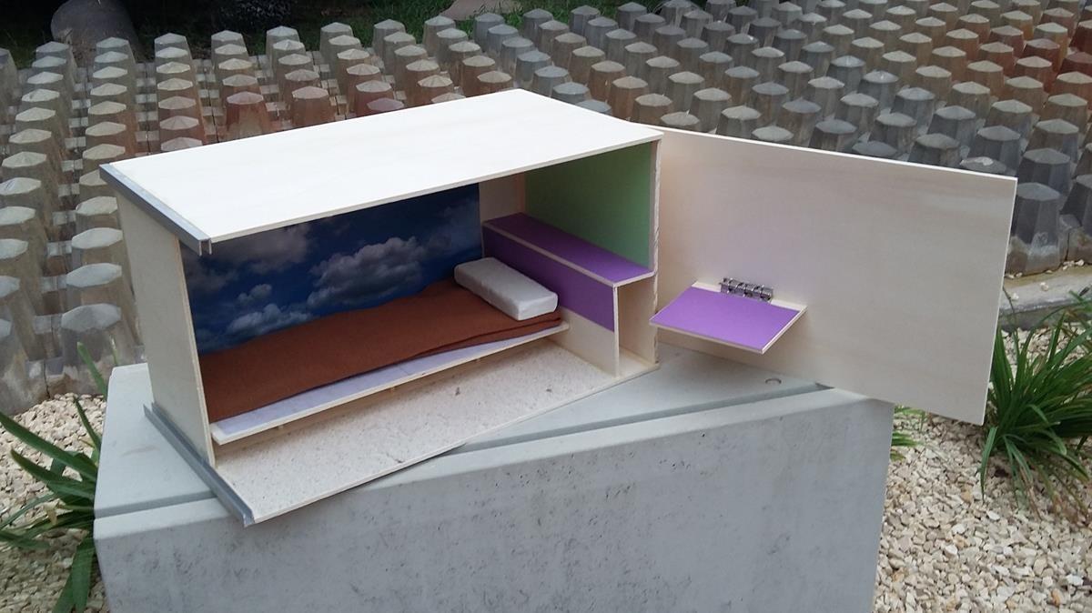 Maqueta en miniatura del prototipo de cama-cubilete para los pisos ’colmena’ de Barcelona.