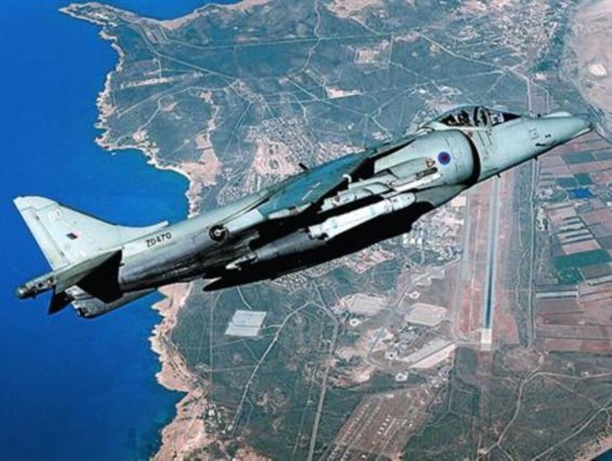 Un Harrier sobrevuela una base británica en Chipre, en el 2010. Un Harrier sobrevuela una base británica en Chipre, en el 2010.