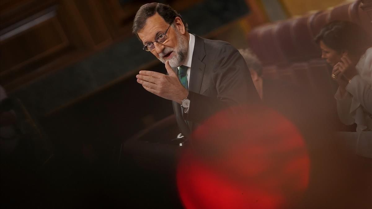 Rajoy es fa un homenatge amb el "fi de la cita" en la moció de censura Rajoy es fa un homenatge amb el "fi de la cita" en la moció de censura