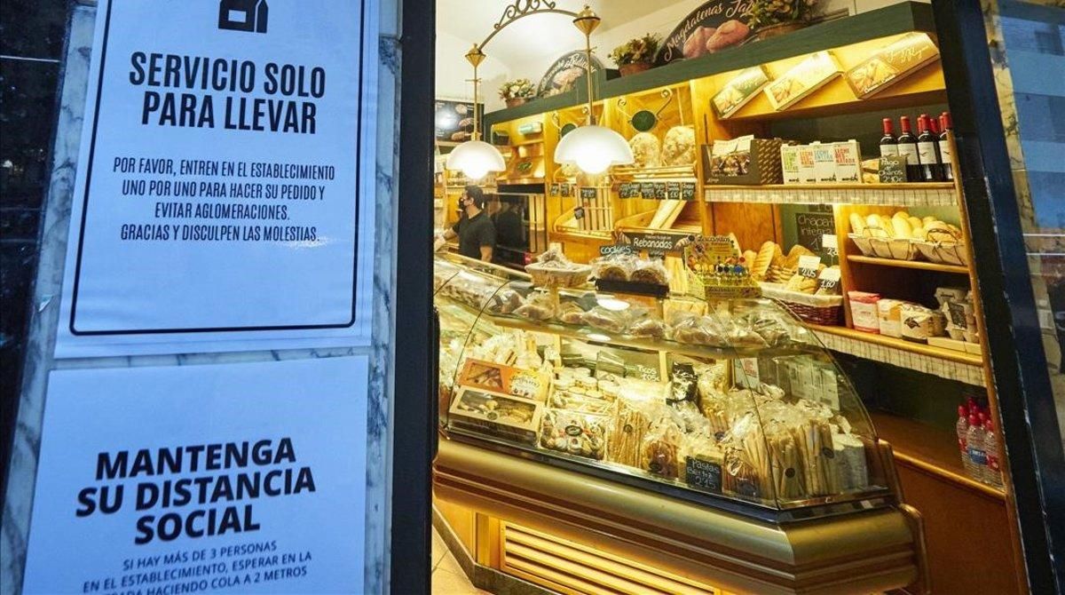 Una cafetería de Pamplona advierte a sus clientes que solo pueden hacer pedidos para llevar a casa. Una cafetería de Pamplona advierte a sus clientes que solo pueden hacer pedidos para llevar a casa.