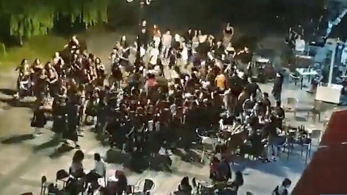 Un centenar de jóvenes se saltan las restricciones y celebran un baile en Beasain Un centenar de jóvenes se saltan las restricciones y celebran un baile en Beasain