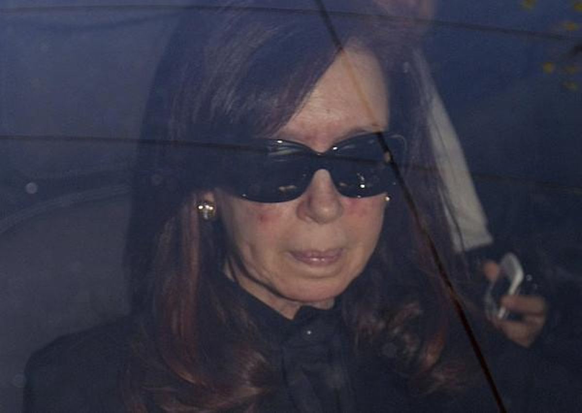 Cristina Fernández llega al hospital para operarse de una lesión vascular en el cerebro. Cristina Fernández llega al hospital para operarse de una lesión vascular en el cerebro.