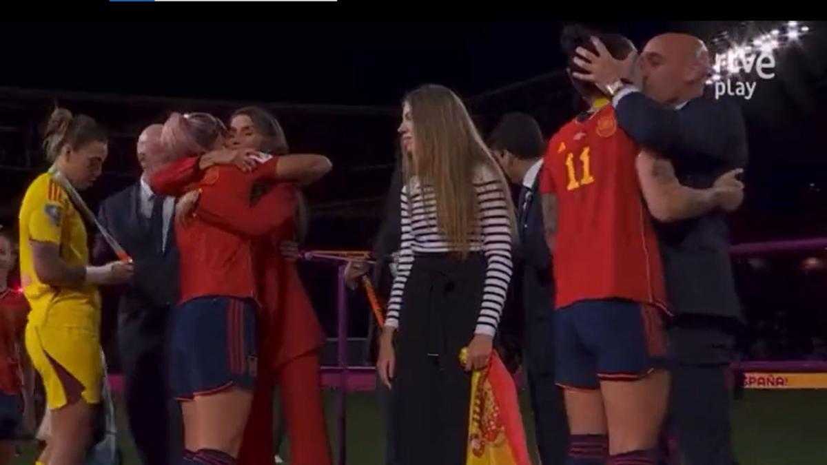 Kiss Rubials Rubiales Controversial Kiss To Jenni Hermoso At The World Cup Celebration Timenews 