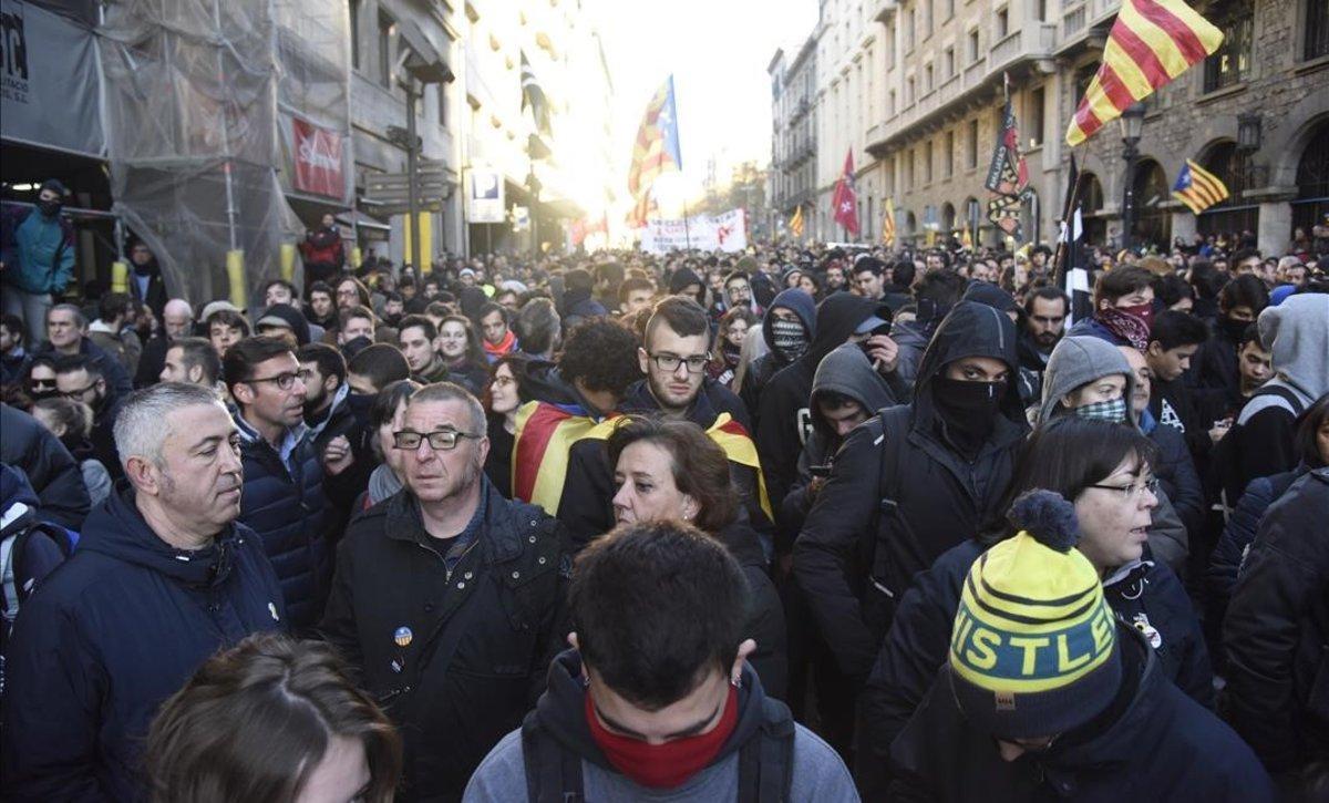 Manifestantes en Via Laietana.