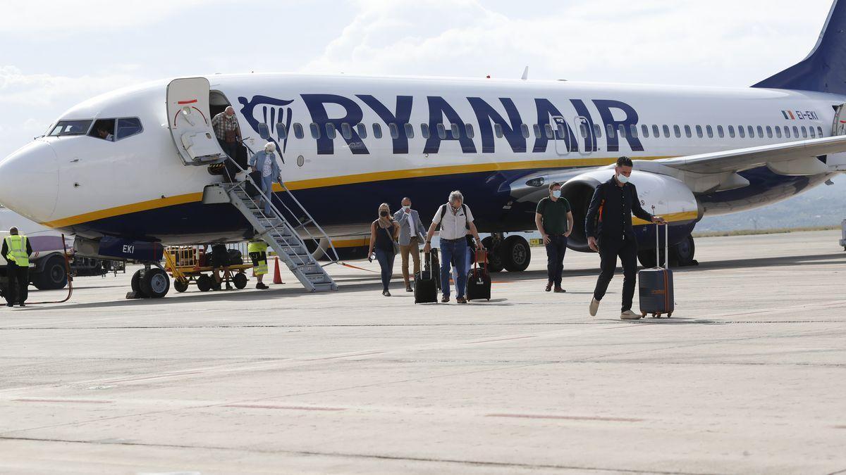 Un 'lío' entre Ryanair y la Policía Nacional deja en tierra a 70 pasajeros en Castellón