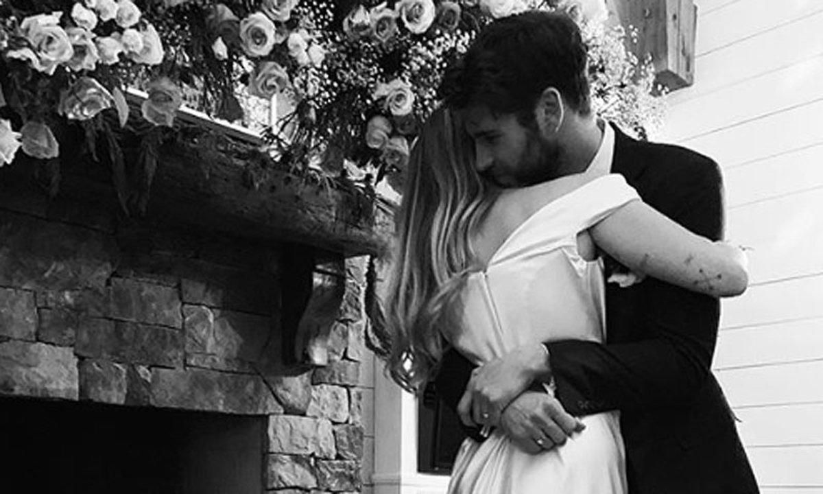 Miley Cyrus y Liam Hemsworth, en una de las fotos de su boda. Miley Cyrus y Liam Hemsworth, en una de las fotos de su boda.