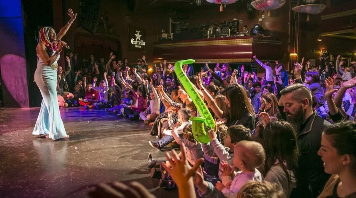 Padres e hijos saludan la actuación de Lucrecia en el Luz de Gas, durante el Party Family en la discoteca barcelonesa. Padres e hijos saludan la actuación de Lucrecia en el Luz de Gas, durante el Party Family en la discoteca barcelonesa.