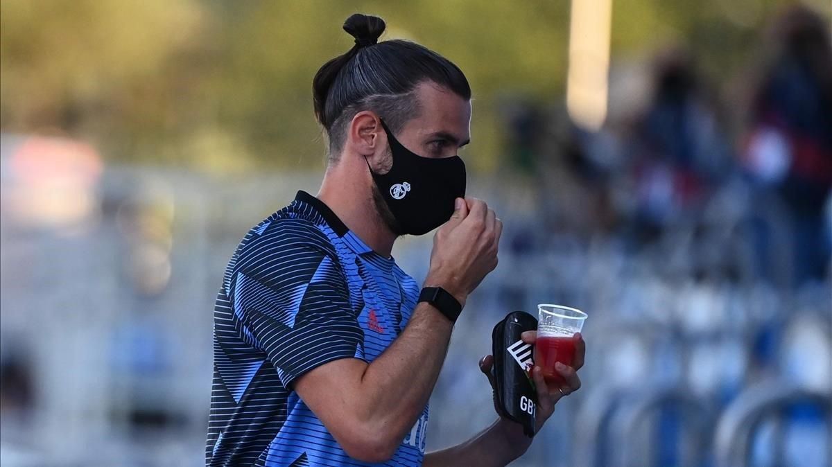Gareth Bale se dirige a ocupar su puesto en la grada de Valdebebas antes del partido contra el Villarreal. Gareth Bale se dirige a ocupar su puesto en la grada de Valdebebas antes del partido contra el Villarreal.