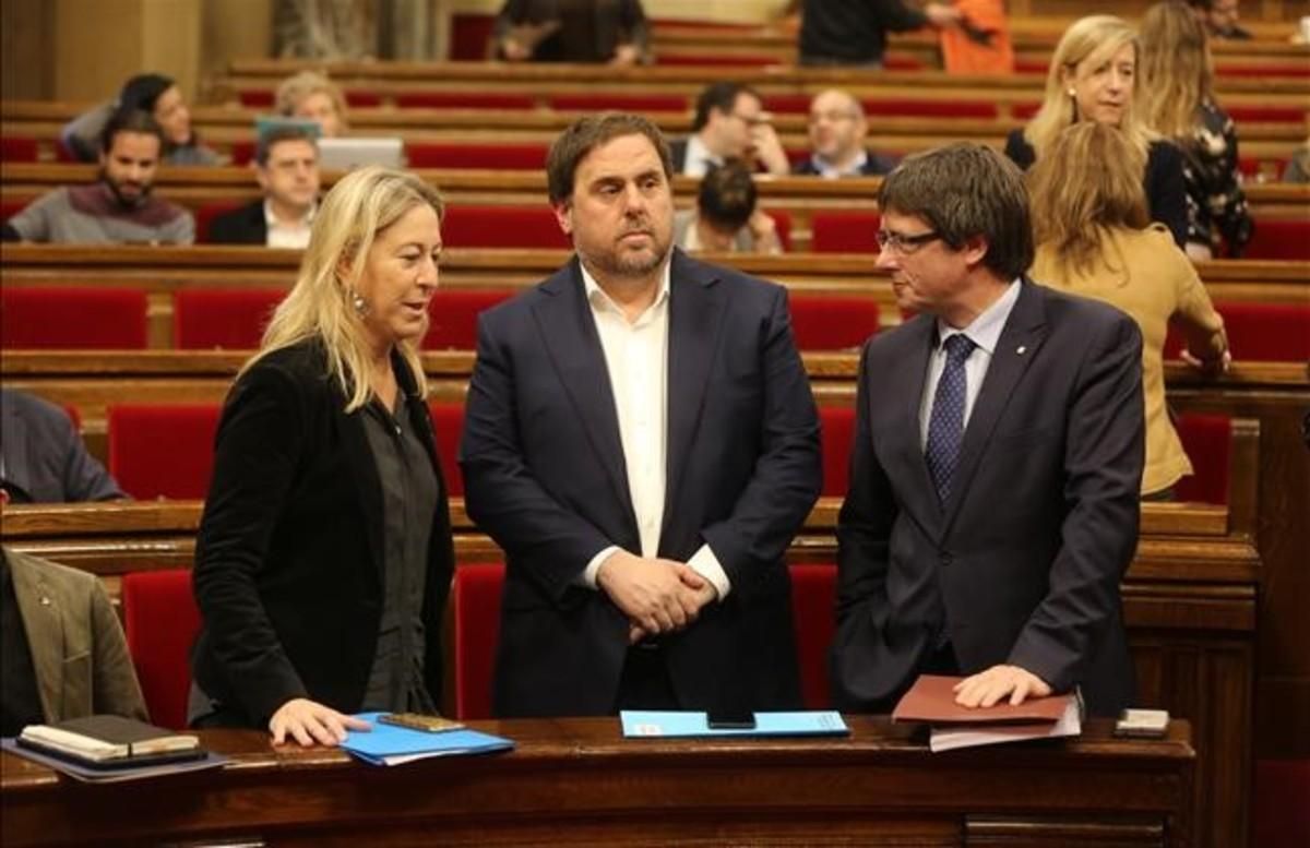 La ’consellera’ Neus Munté, el vicepresidente Oriol Junqueras y el ’president’ Carles Puigdemont, en el Parlament. La ’consellera’ Neus Munté, el vicepresidente Oriol Junqueras y el ’president’ Carles Puigdemont, en el Parlament.