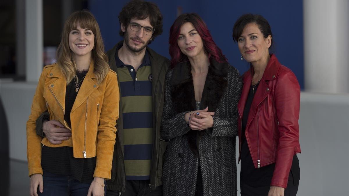 Alba Ribas, Quim Gutiérrez, Natalia Tena y la directora, Laura Mañà (de izquierda a derecha), este miércoles, en un descanso del rodaje. 