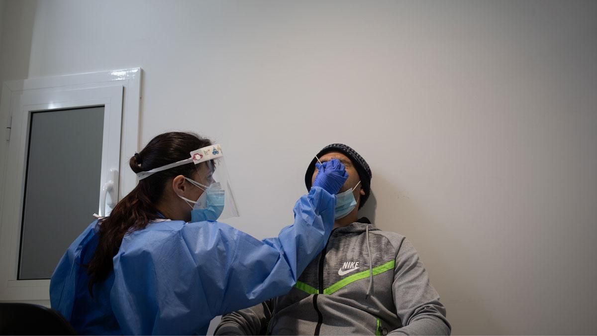 Realización de una PCR en el Hospital Vall d’Hebron de Barcelona. Realización de una PCR en el Hospital Vall d’Hebron de Barcelona.