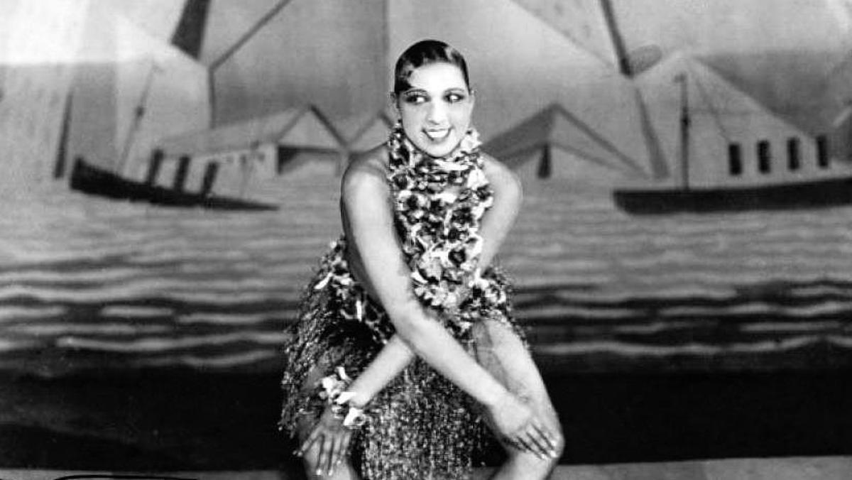 La vedete Josephine Baker, bailando charlestón.