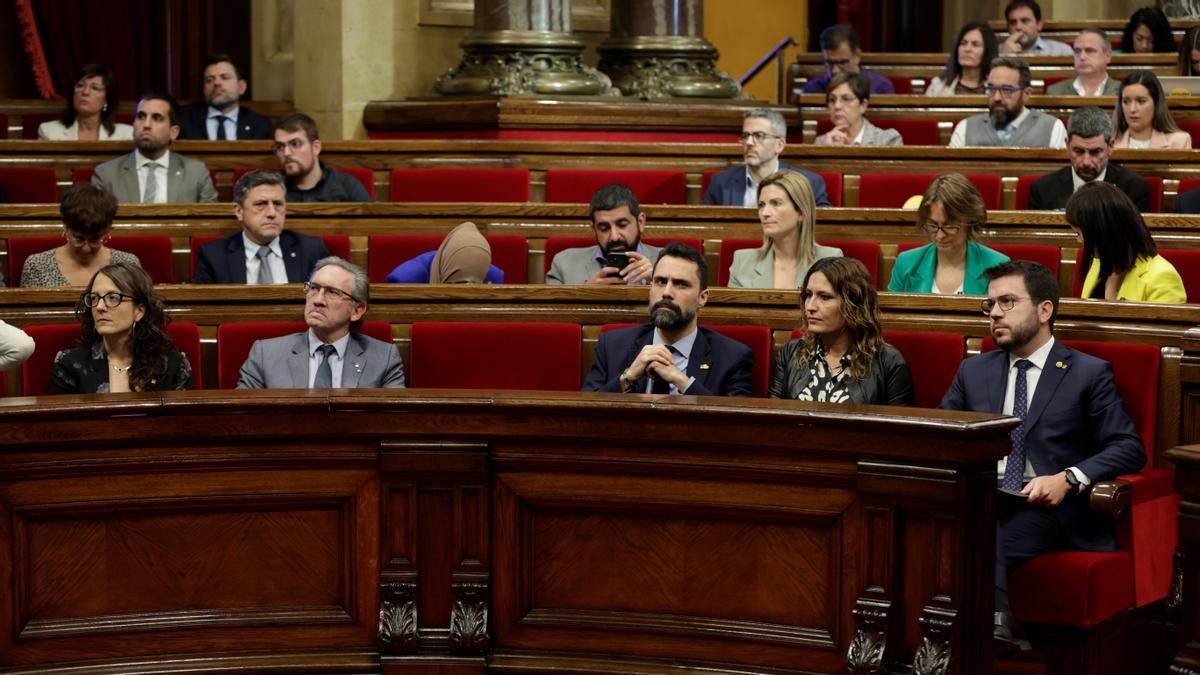 La ’consellera’ de Presidència, Laura Vilagrà, se sienta en el puesto del ’vicepresident’ cesado Jordi Puigneró durante el debate de política general.