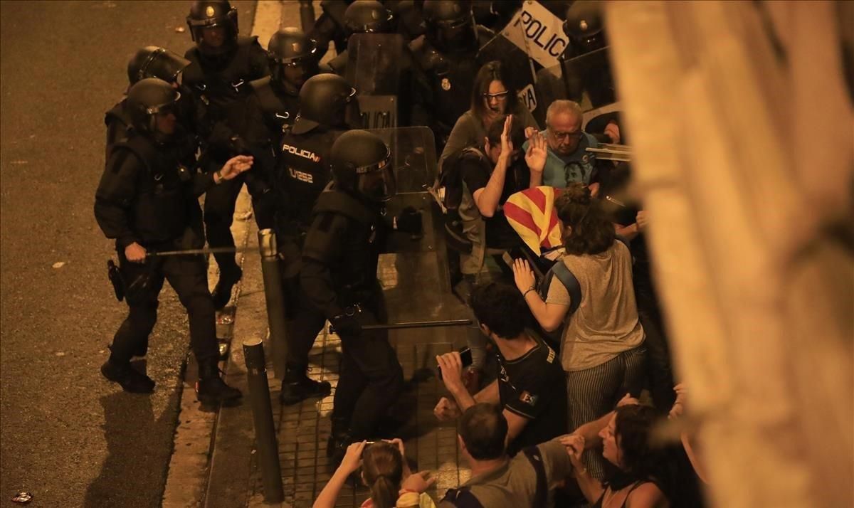 Los antidisturbios de los Mossoss d’Esquadra contienen a manifestantes en la Vía Laietana de Barcelona, junto a la comisaría de la Policía Nacional. Los antidisturbios de los Mossoss d’Esquadra contienen a manifestantes en la Vía Laietana de Barcelona, junto a la comisaría de la Policía Nacional.