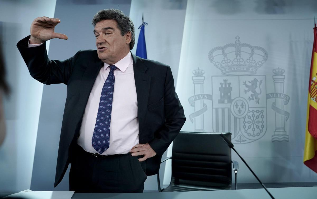 El ministro de Inclusión, Seguridad Social y Migraciones, José Luis Escrivá, después de la rueda de prensa posterior al Consejo de Ministros extraordinario. El ministro de Inclusión, Seguridad Social y Migraciones, José Luis Escrivá, después de la rueda de prensa posterior al Consejo de Ministros extraordinario.