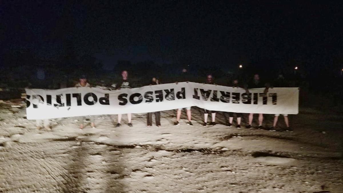 Miembros del grupo españolista radical Alta Tabarnia, mostrando la lona arrancada del balcón del Ayuntamiento de Tarragona Miembros del grupo españolista radical Alta Tabarnia, mostrando la lona arrancada del balcón del Ayuntamiento de Tarragona