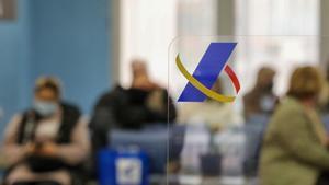 Varias personas esperan en una oficina de la Agencia Tributaria de Madrid un día antes de que dé comienzo el inicio por internet de la Campaña de la Renta 2021, en una oficina de la Agencia Tributaria, el pasado 5 de abril.
