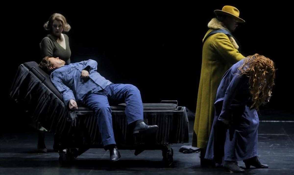 Escena final de ’Tristan e Isolda’, en el Festival de Bayreuth, con Mayer (Brangäne), Gould (Tristan), Pape (Marke) y Lang (Isolda), en la puesta en escena de Katharina Wagner. 