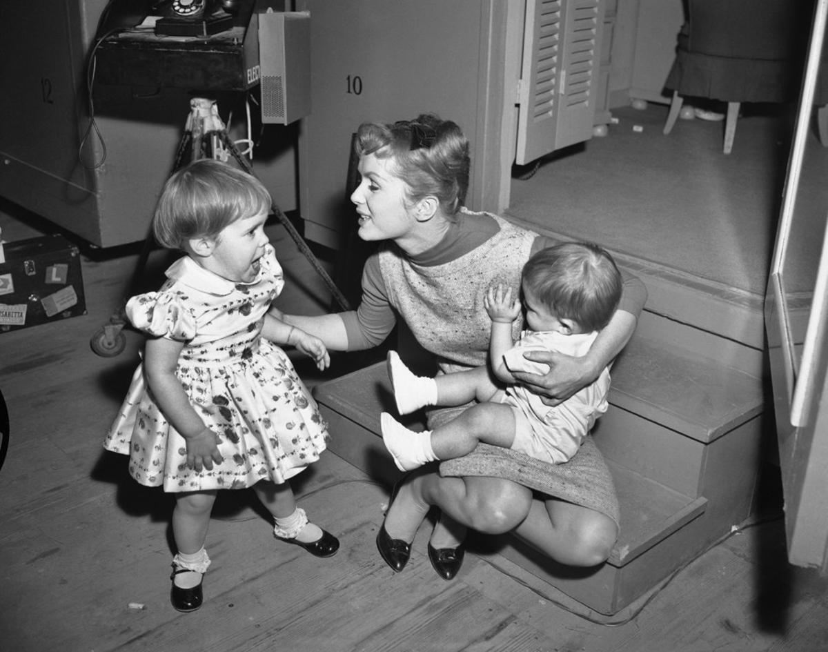 Debbie Reynols recibe  la visita de sus hijos Carrie y Todd, durante un rodaje en 1959.