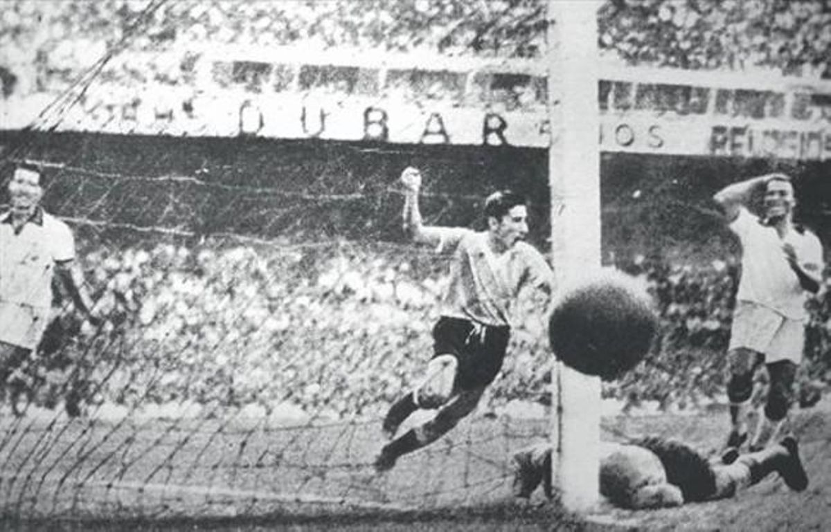 Gloria y tragedia 8 Ghiggia marca el gol del triunfo de Uruguay con Barbosa abatido en el césped del viejo Maracaná en 1950. Gloria y tragedia 8 Ghiggia marca el gol del triunfo de Uruguay con Barbosa abatido en el césped del viejo Maracaná en 1950.