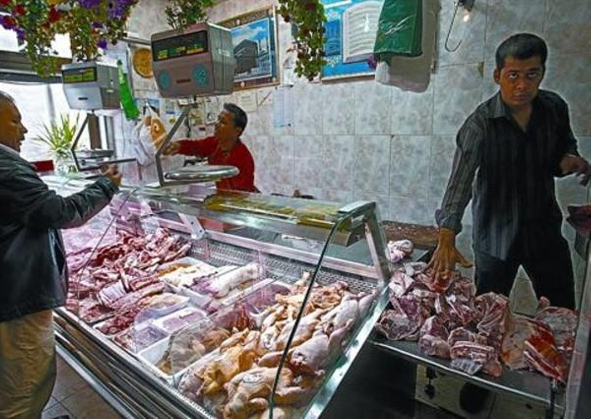 Una carnicería ’halal’ del Raval de Barcelona preparando piezas de cordero para la celebración. Una carnicería ’halal’ del Raval de Barcelona preparando piezas de cordero para la celebración.