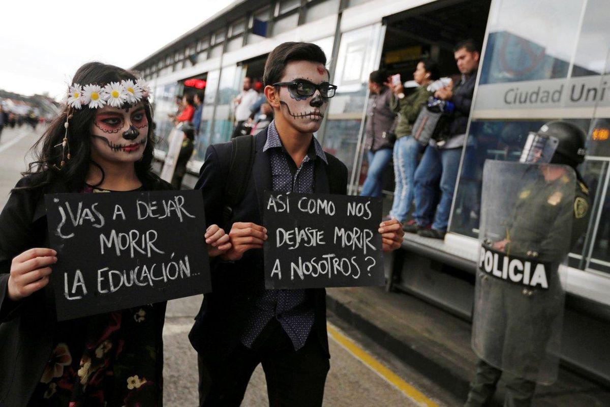 Por las principales vías de la capital colombiana los jóvenes marchan a esta hora disfrazados con terroríficos atuendos y carteles en los que se lee El Gobierno quiere matar la educación y No nos pueden recortar el futuro. Por las principales vías de la capital colombiana los jóvenes marchan a esta hora disfrazados con terroríficos atuendos y carteles en los que se lee El Gobierno quiere matar la educación y No nos pueden recortar el futuro.