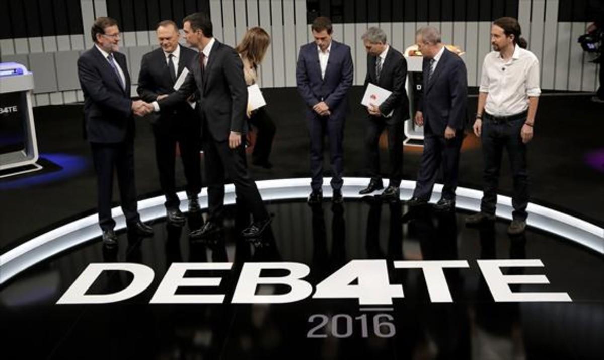 Los cuatro candidatos a la presidencia del Gobierno y lostres moderadores, antes del debate televisivo del lunes, 13 de junio.
