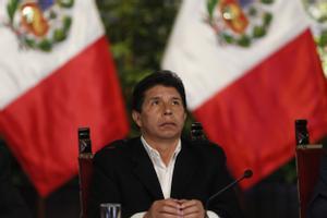 AME8499. LIMA (PERÚ), 11/10/2022.- Fotografía de archivo fechada el 11 de octubre de 2022 que muestra al presidente de Perú, Pedro Castillo, durante una rueda de prensa con corresponsales internacionales en Lima (Perú). Castillo decretó este miércoles disolver temporalmente el Congreso e instaurar un Gobierno de emergencia nacional, horas antes de que el Parlamento debatiera una moción de vacancia (destitución) en su contra que podría haberlo apartado de la jefatura del Estado. EFE/ Paolo Aguilar /ARCHIVO