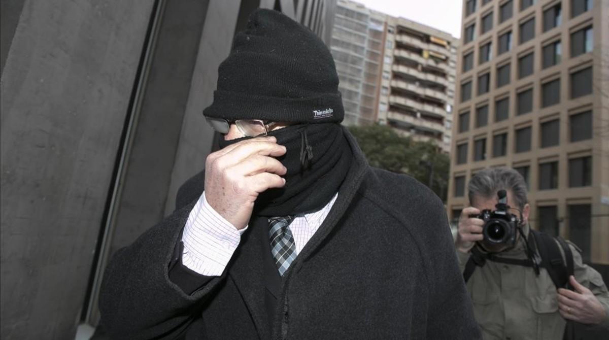 El pederasta confeso Joaquim Benítez el pasado mes de febrero entrando en el Instituto de Medicina Legal de Barcelona.