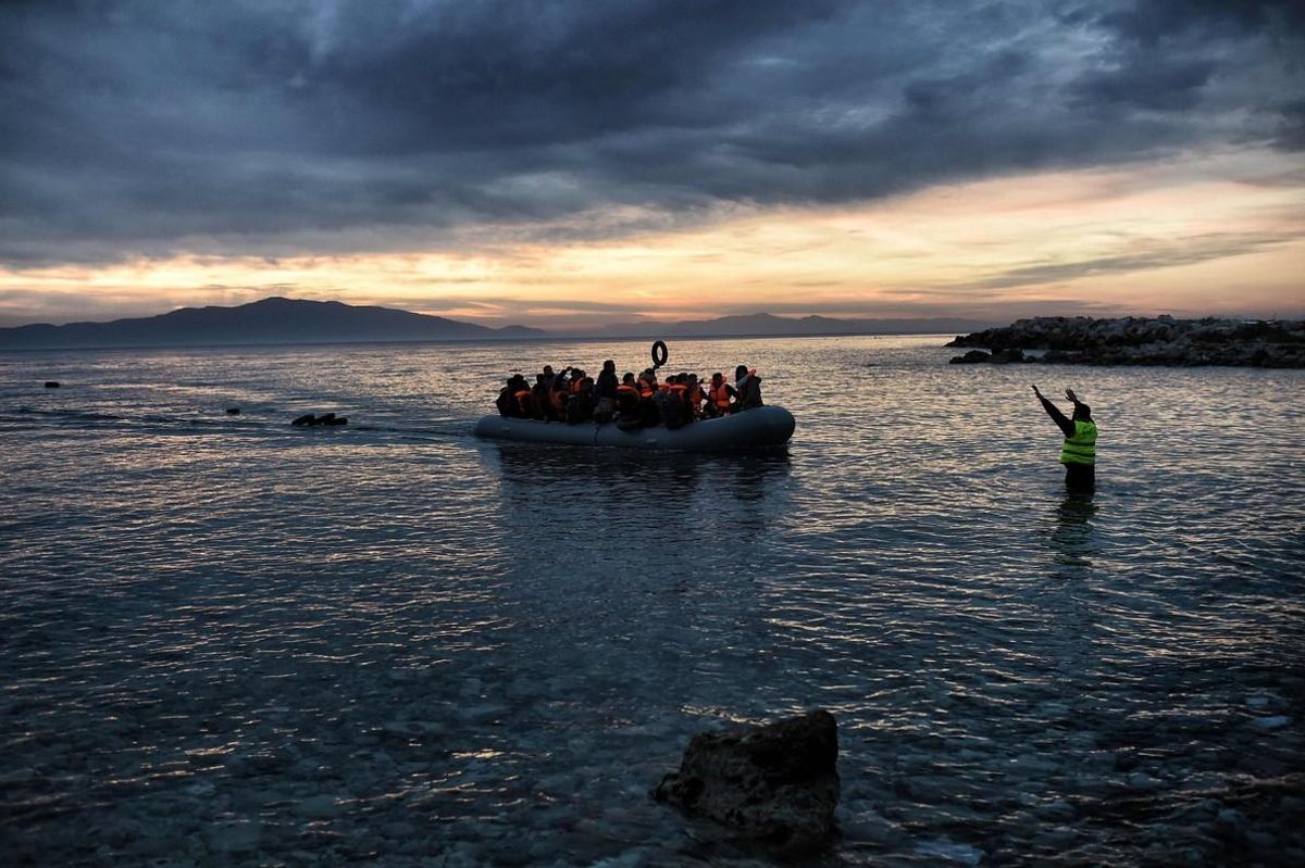 Refugiados e inmigrantes llegan a la isla de Lesbos en lanchas neumáticas. Refugiados e inmigrantes llegan a la isla de Lesbos en lanchas neumáticas.