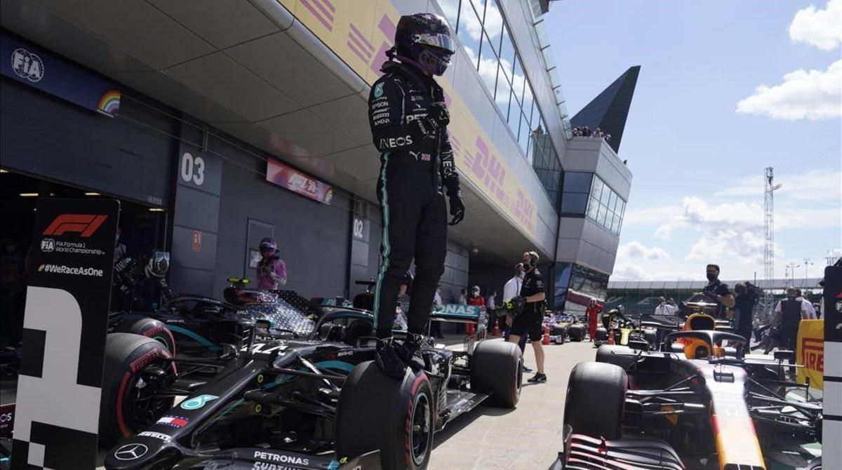 Lewis Hamilton (Mercedes) celebra su nueva ’pole’ en Silverstone. Lewis Hamilton (Mercedes) celebra su nueva ’pole’ en Silverstone.