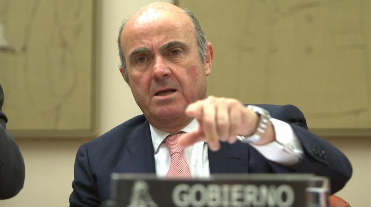 El ministro de Economía, Luis de Guindos, durante una comparecencia en el Congreso. 