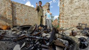 Ihor y Olga Zaritsky, entre los escombros de su casa de Kukhari, en la región ucraniana de Kiev.