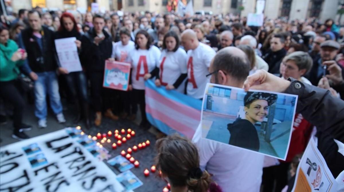 Concentración en Barcelona por el suicidio de Alan, un transexual de 17 años, víctima de acoso escolar.