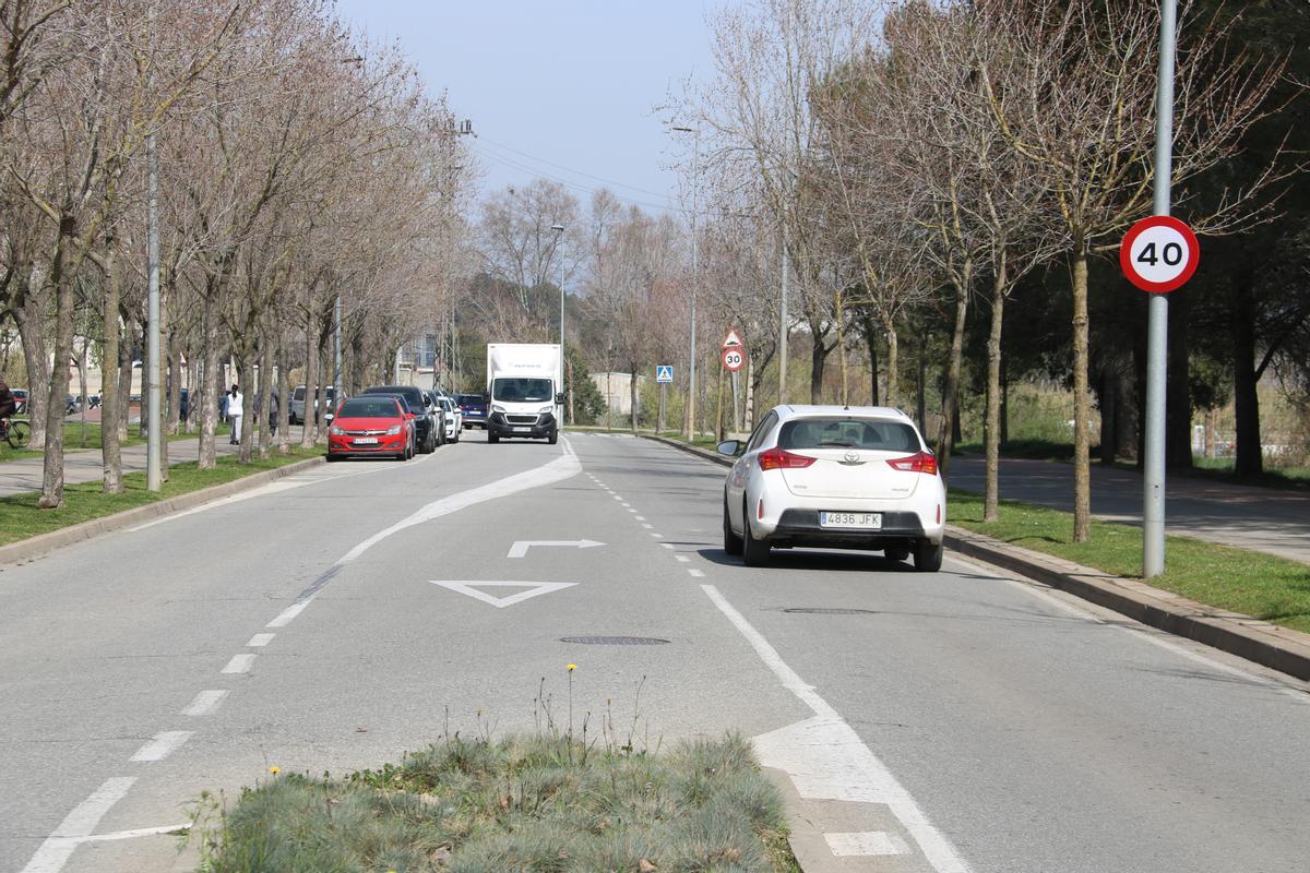 Vehículos circulando por una de las vías que forma parte de la ZBE de Sant Cugat del Vallès 
