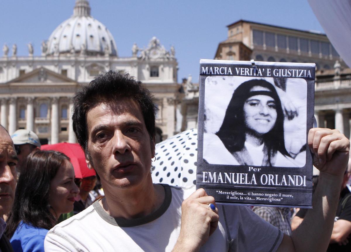 Pietro Orlandi, hermano de Emanuela Orlandi, con un cartel con su foto