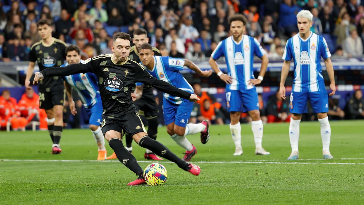 Iago Aspas marca el 0-2 del Celta al Espanyol de penalti en el RCDE Stadium.