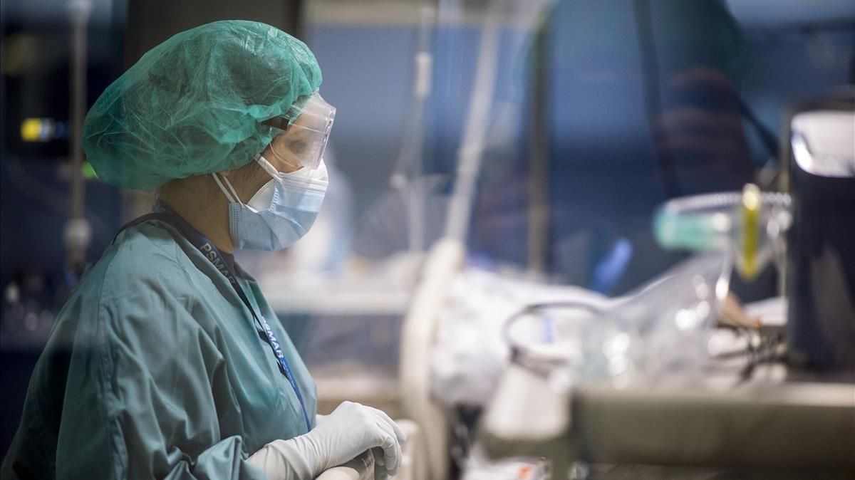 La uci de pacientes covid del Hospital del Mar de Barcelona, el viernes. La uci de pacientes covid del Hospital del Mar de Barcelona, el viernes.